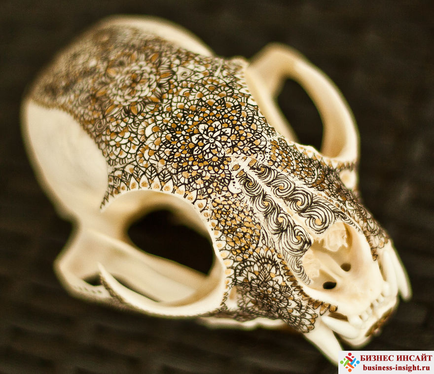 Декоративный череп с золотой мандалой Локи рысь