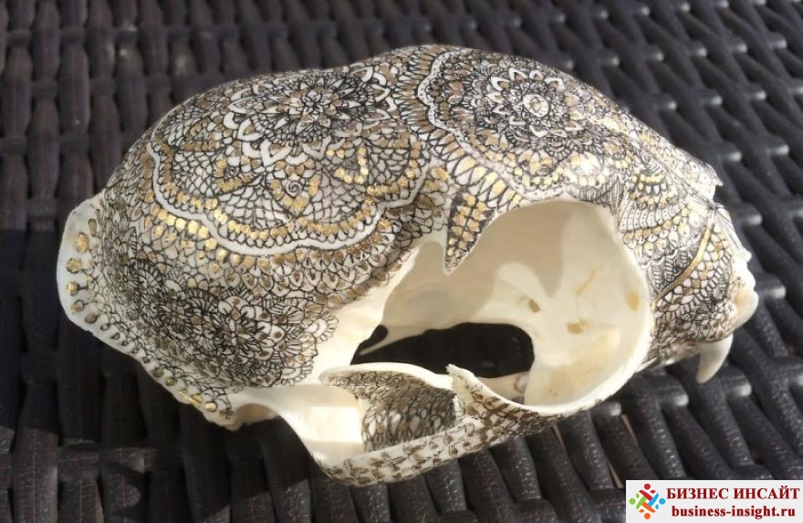 Декоративный череп с золотой мандалой Рысь