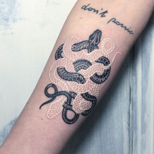 Черно-белая татуировка в виде змей