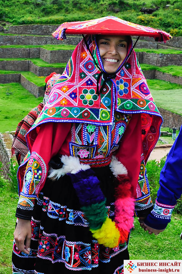 Перуанская невеста в священной долине около Куско, Перу