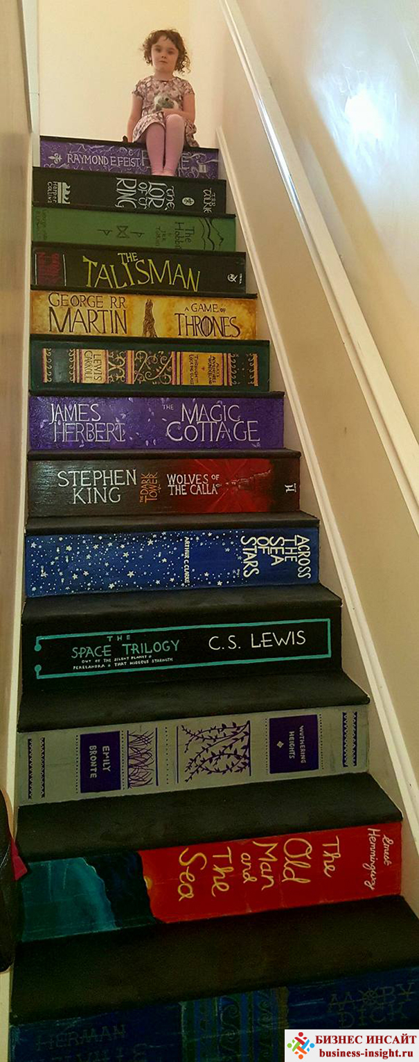 Лестница в виде книжных обложек