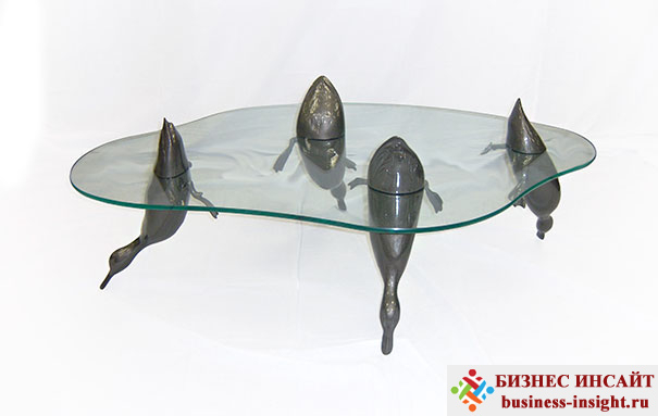 Оригинальные столы, похожие на животных, плавающих в воде
