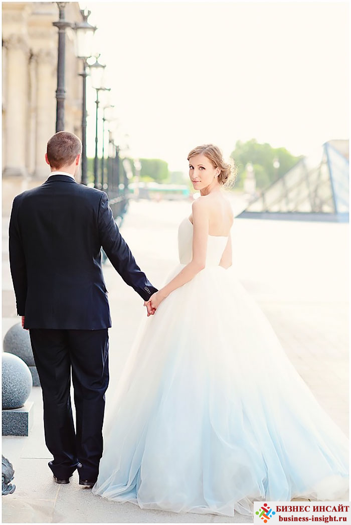 Модная тенденция: белое свадебное платье с цветным низом