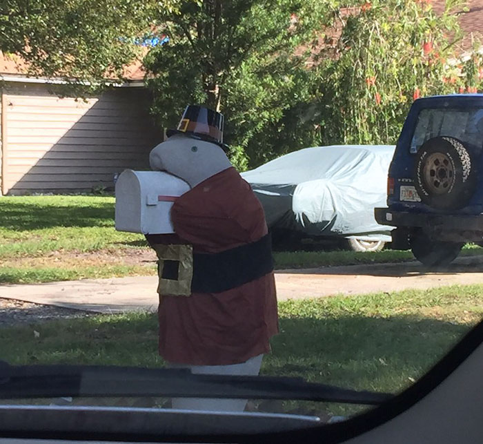 Необычный почтовый ящик перед домом