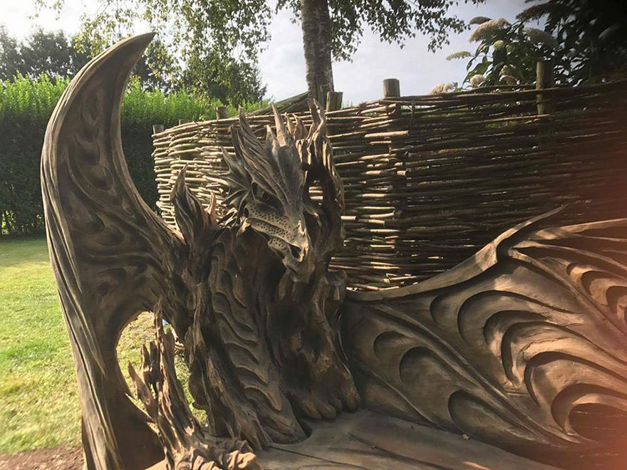 Деревянная лавка в виде дракона