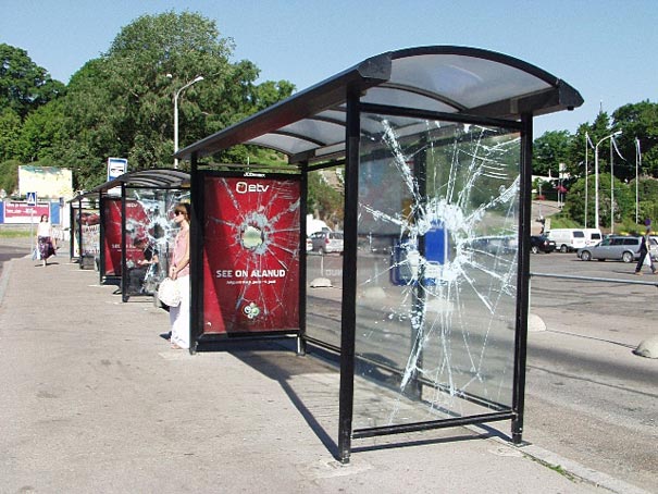 Креативная реклама на автобусной остановке