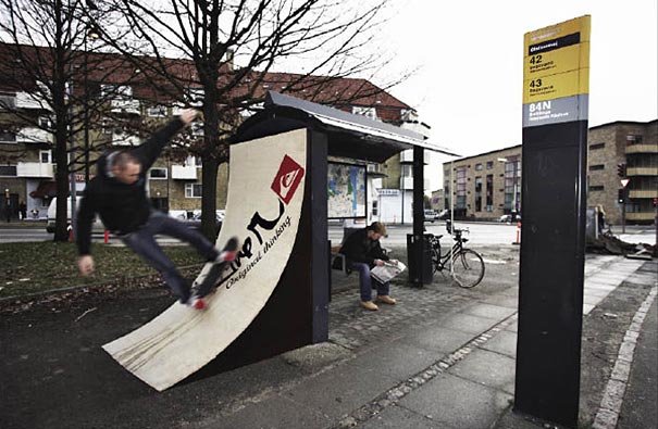 Креативная реклама на автобусной остановке